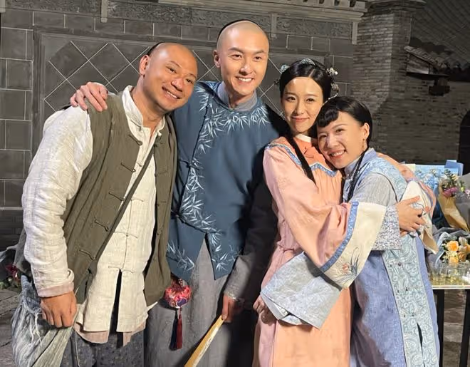 王晶32歲女兒穿露腰裝出鏡,凹凸有致身材好,腰太細褲腰十分寬鬆