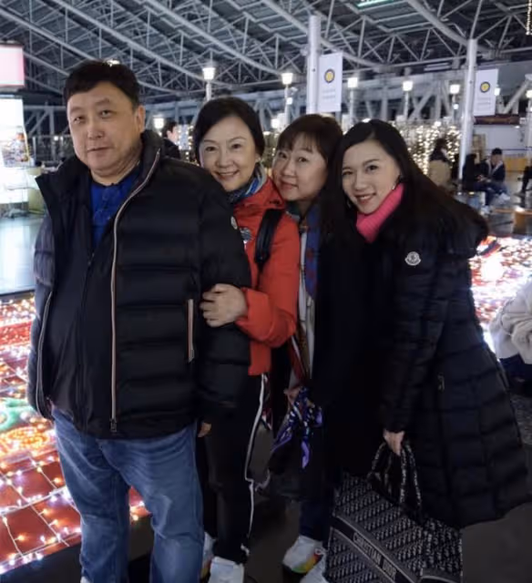 王晶32歲女兒穿露腰裝出鏡,凹凸有致身材好,腰太細褲腰十分寬鬆