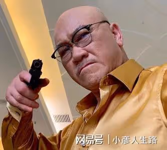 67歲港星現身內地無人識!街邊吃兩塊錢的豆腐腦,鬍子拉碴狀態好