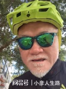 67歲港星現身內地無人識!街邊吃兩塊錢的豆腐腦,鬍子拉碴狀態好