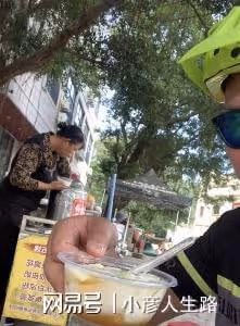 67歲港星現身內地無人識!街邊吃兩塊錢的豆腐腦,鬍子拉碴狀態好