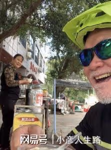 67歲港星現身內地無人識!街邊吃兩塊錢的豆腐腦,鬍子拉碴狀態好