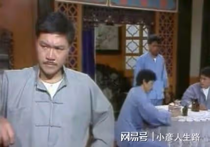 67歲港星現身內地無人識!街邊吃兩塊錢的豆腐腦,鬍子拉碴狀態好