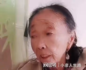 馬玉琴親眼看到李玉成在家約會,一下子歪倒在床頭柜上,讓他快滾