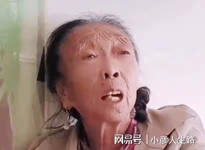 馬玉琴親眼看到李玉成在家約會,一下子歪倒在床頭柜上,讓他快滾