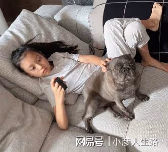 賈乃亮李小璐為女兒慶生,10歲甜馨公主范十足,與爸爸親密相擁