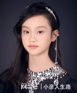 賈乃亮李小璐為女兒慶生,10歲甜馨公主范十足,與爸爸親密相擁
