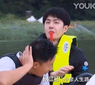 王一博熱衷於吹哨,街舞兩大奶爸備受影響,表情搞笑又可愛