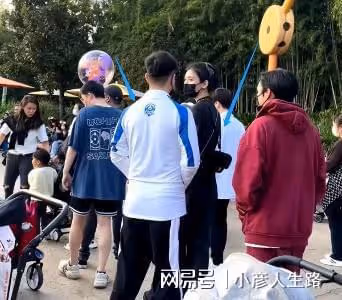 奚夢瑤一家三口罕現身，背4萬包包，帶3人隨從排場大