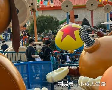 奚夢瑤一家三口罕現身，背4萬包包，帶3人隨從排場大