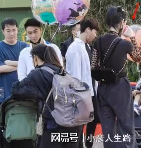 奚夢瑤一家三口罕現身，背4萬包包，帶3人隨從排場大