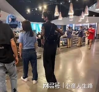 奚夢瑤一家三口罕現身，背4萬包包，帶3人隨從排場大