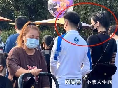奚夢瑤一家三口罕現身，背4萬包包，帶3人隨從排場大