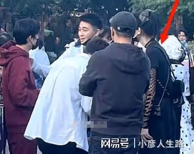 奚夢瑤一家三口罕現身，背4萬包包，帶3人隨從排場大