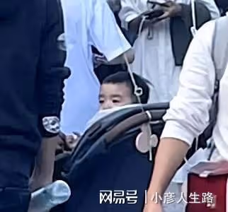 奚夢瑤一家三口罕現身，背4萬包包，帶3人隨從排場大