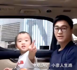 奚夢瑤一家三口罕現身，背4萬包包，帶3人隨從排場大