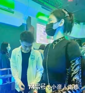 奚夢瑤一家三口罕現身，背4萬包包，帶3人隨從排場大