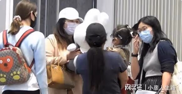 奚夢瑤一家三口罕現身，背4萬包包，帶3人隨從排場大