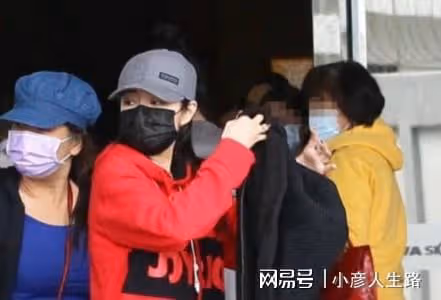 奚夢瑤一家三口罕現身，背4萬包包，帶3人隨從排場大