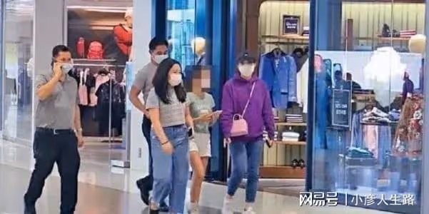 奚夢瑤一家三口罕現身，背4萬包包，帶3人隨從排場大