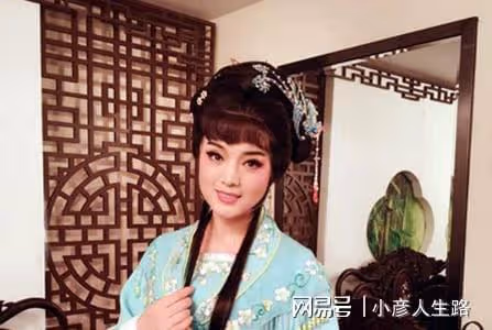 歌手白雪，28歲結婚，離異後再愛小8歲男友，如今生活幸福事業旺