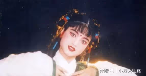 歌手白雪，28歲結婚，離異後再愛小8歲男友，如今生活幸福事業旺