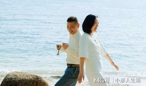 歌手白雪，28歲結婚，離異後再愛小8歲男友，如今生活幸福事業旺