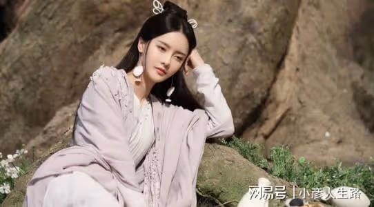 《長月燼明》張芷溪再當媽，女兒由27歲的白鹿飾演，網友都嫌尷尬