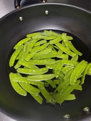 超簡單！臘肉炒荷蘭豆！鮮嫩好吃！