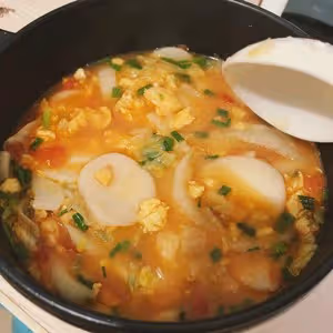 一人食🍜簡單晚餐：番茄雞蛋湯年糕
