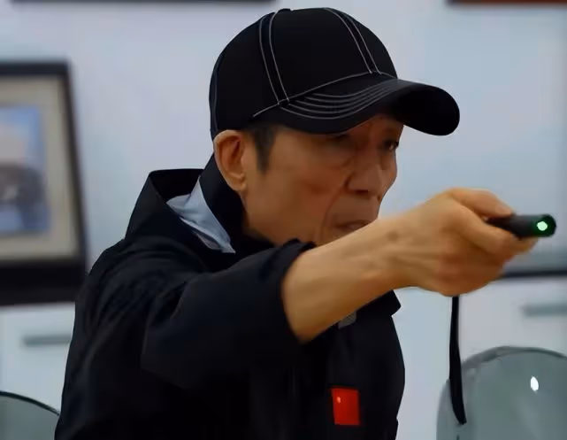 衣服帶五星國旗標籤，張藝謀拍視頻回應移民美國：一直很愛國！