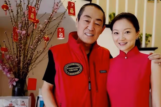 衣服帶五星國旗標籤，張藝謀拍視頻回應移民美國：一直很愛國！