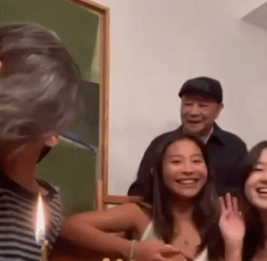 吳君如女兒愈大愈靚！16歲陳是知高挑又有氣質，眉眼更像爸爸，網直呼：女大十八變