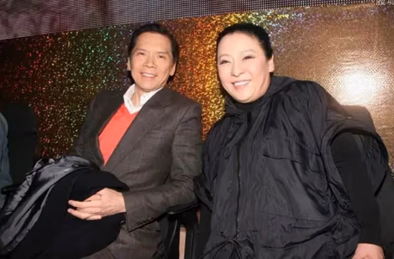 網友洗手間偶遇向太！曬合影直言被胡蝶鉆戒美瞎，年入千億無架子