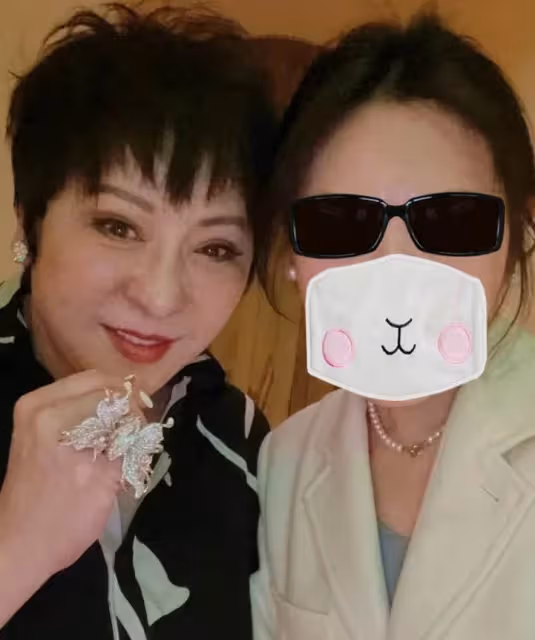 網友洗手間偶遇向太！曬合影直言被胡蝶鉆戒美瞎，年入千億無架子
