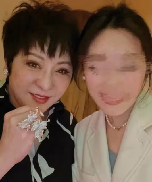 網友洗手間偶遇向太！曬合影直言被胡蝶鉆戒美瞎，年入千億無架子