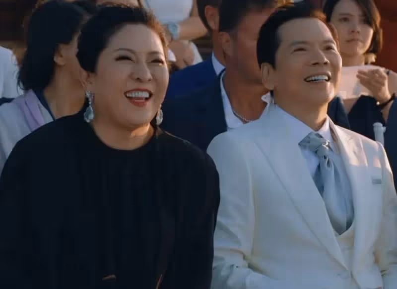 網友洗手間偶遇向太！曬合影直言被胡蝶鉆戒美瞎，年入千億無架子