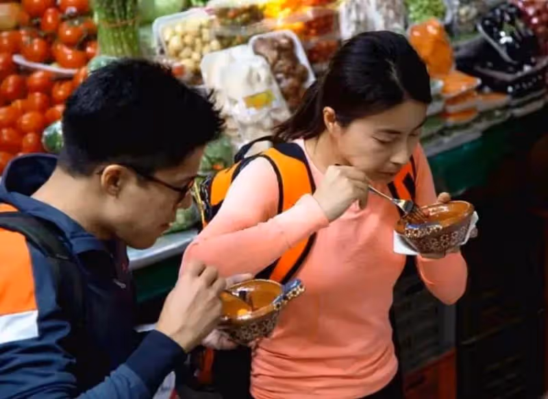 網友洗手間偶遇向太！曬合影直言被胡蝶鉆戒美瞎，年入千億無架子