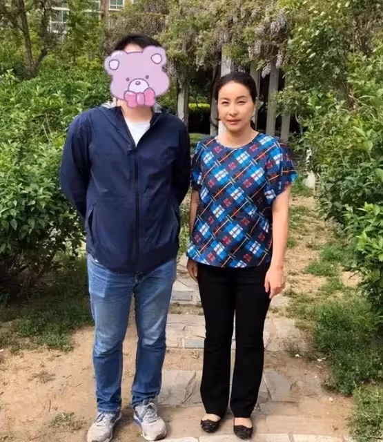 網友洗手間偶遇向太！曬合影直言被胡蝶鉆戒美瞎，年入千億無架子
