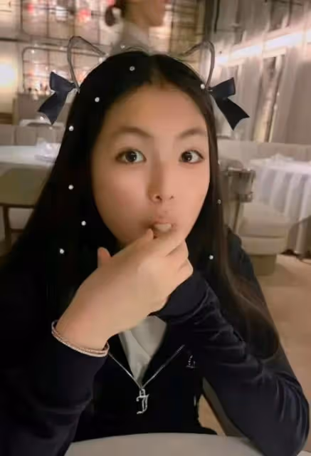 李湘炫富到病態，吃個飯便覺高人一等，對著服務員的臉狂拍！