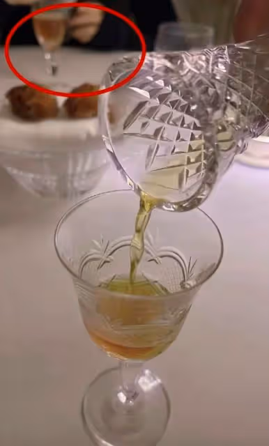 李湘炫富到病態，吃個飯便覺高人一等，對著服務員的臉狂拍！