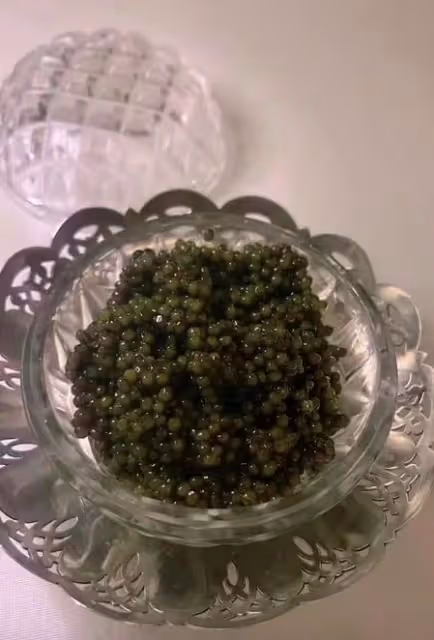 李湘炫富到病態，吃個飯便覺高人一等，對著服務員的臉狂拍！