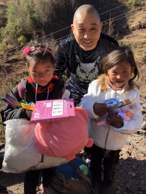 3歲女兒「一眼認出」石像爸爸含淚擁抱，久久不肯離去，網淚目：讓人心疼！