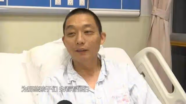 3歲女兒「一眼認出」石像爸爸含淚擁抱，久久不肯離去，網淚目：讓人心疼！
