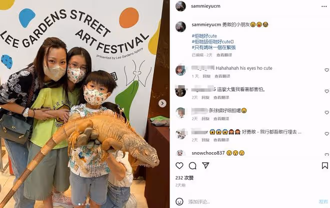鄭中基妻子罕曬娃！11歲女兒脖掛蟒蛇很淡定，7歲兒子親吻大龜