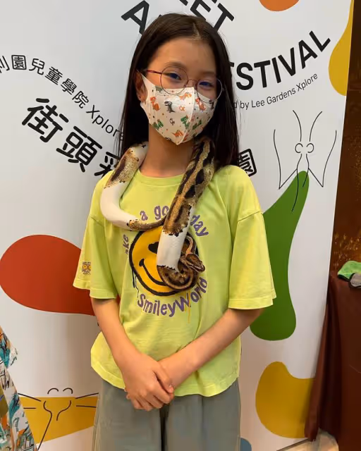 鄭中基妻子罕曬娃！11歲女兒脖掛蟒蛇很淡定，7歲兒子親吻大龜