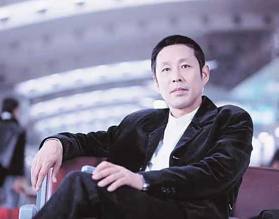 67歲陳道明久違現身,頭髮全白模樣憔悴