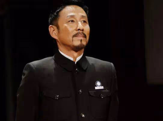 67歲陳道明久違現身,頭髮全白模樣憔悴