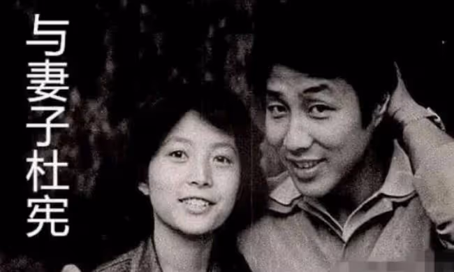 67歲陳道明久違現身,頭髮全白模樣憔悴