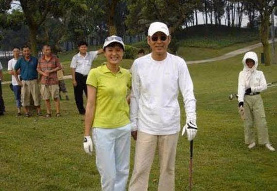 67歲陳道明久違現身,頭髮全白模樣憔悴